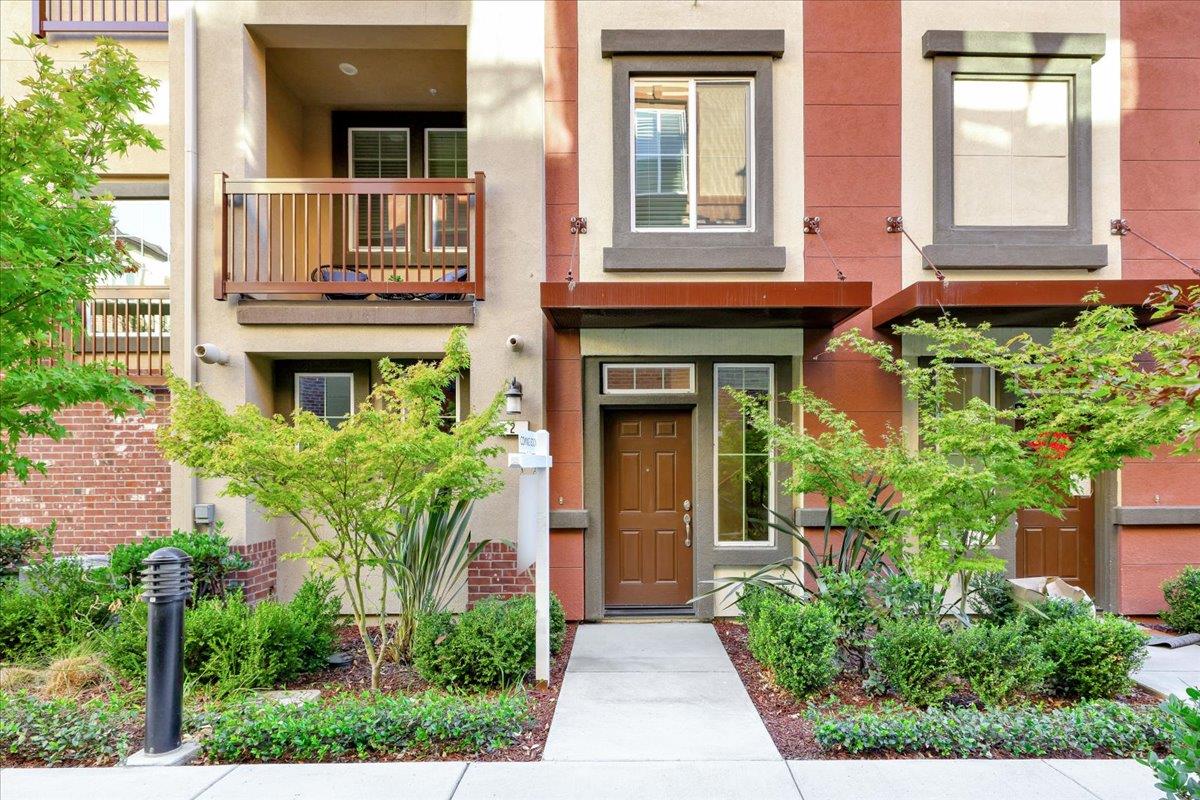 A sunny exterior of a townhouse in San Jose.